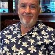 Maestro en línea utilizando apoyos como ejercicios y herramientas como classroom