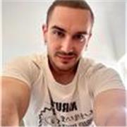 Personal trainer certificato con 12 anni di esperienza nell'allenamento a corpo libero e con sovraccarichi