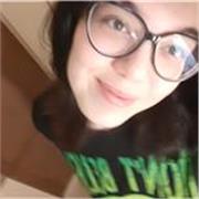 Ragazza del liceo che è in cerca di un lavoretto per essere un minimo indipendente. 