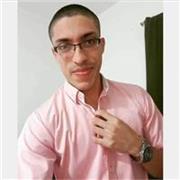 Profesor de inglés, con buen manejo de la gramática, que ha aprendido el idioma a través de cursos y experiencias con nativos