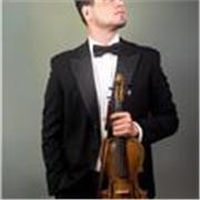 Violinista y profesor de violín con amplia experiencia en docencia musical, música de cámara y práctica orquestal. 