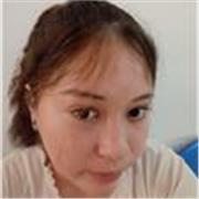 Profesora de español imparte clases a niños y adultos