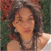 Profesora de inglés para todas las edades. Con experiencia trabajando con niños y adolescentes.