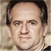 Titulaire d'une licence en anglais, ayant étudié aux Etats Unis et travaillé dans une grande entreprise anglophone.