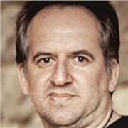 Titulaire d'une licence en anglais, ayant étudié aux Etats Unis et travaillé dans une grande entreprise anglophone.