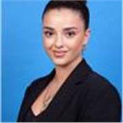 Tutorin unterstützt Grundschüler in jedem Fach in der Grundschule