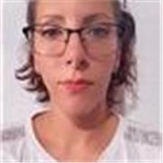 Profesora de Matemática imparte clases a alumnos de secundaria e ingresantes universitarios
