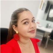 Profesora brinda clases universitarias en carreras administrativas