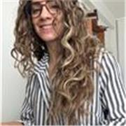 Profesora en letras para adolescentes y adultos