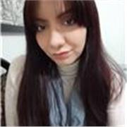 Profesora imparte clases de biología a personas de todas las edades