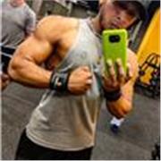 Profesor entrenador personal encargado de planificar, guiar y supervisar programas de entrenamiento individualizados.