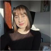 studentka Akademii Muzycznej prowadzi zajęcia z gry na fortepianie
