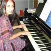 Soy máster de la universidad nacional, estudie mi pregrado en Alemania , dicto clases de piano moderno y clásico, todos los nivele