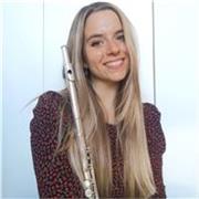 Profesora de música y flautista profesional especializada en flauta travesera, solfeo e historia de la música. 