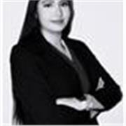 Maestra de apoyo escolar personalizado en clases para niñas y niños de manera remota