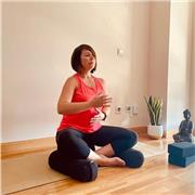 Profesora de Yoga Oncológico y Restaurativo, acompañando procesos de dolor físico y emocional, dolor crónico, final de vida y duelo