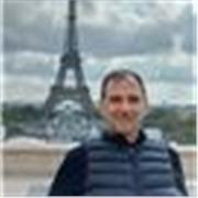 Bonjour je m'appelle Roger. J'enseigne l'anglais au monde