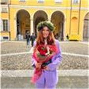 Laureata in Relazioni internazionali e diplomata al liceo linguistico