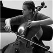 Graduada de conservatorio en violoncello
