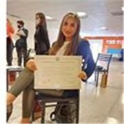 Profesor de español imparte clases a niños de todas las edades y adultos