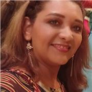 Profesora de inglés imparte clases a niños de todas las edades