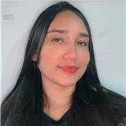 Profesora de apoyo y repaso con niñas y niños de primera infancia