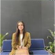 Profesora de inglés imparte clases para niños de todas las edades