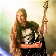 Professeur de guitare avec 18 ans d’expérience propose des cours personnalisés pour débutants et avancés en ligne