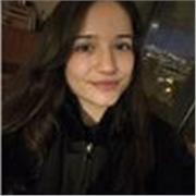 Joven graduada apta para enseñar a niños de primaria y ESO