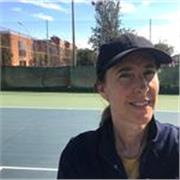 ¿Quieres mejorar tu juego, ponerte en forma y divertirte al mismo tiempo?  ¡Únete a nuestras clases de tenis para adultos!