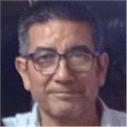 Profesor imparte clases de programas de diseño gráfico para todas las edades