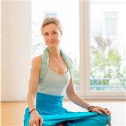 Langjährig erfahrene und international ausgebildete Yogalehrerin mit fundierten Kenntnissen