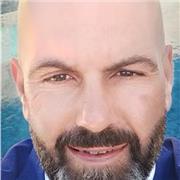 Ingegnere impartisce lezioni per studenti scuole superiori