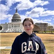 Profesora joven con alto nivel de inglés tras vivir en Estados Unidos. Clases personalizadas, online y presenciales