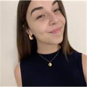 Chica responsable, amable y simpática, con alta facilidad en los idiomas y buen trato con niños.