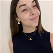 Chica responsable, amable y simpática, con alta facilidad en los idiomas y buen trato con niños.