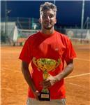 Istruttore di tennis impartisce lezioni private e di gruppo per i non agonisti e per chi si affaccia per la prima volta a questo meraviglioso sport
