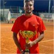 Istruttore di tennis impartisce lezioni private e di gruppo per i non agonisti e per chi si affaccia per la prima volta a questo meraviglioso sport