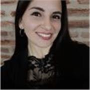 Profesora de primaria imparte clases a niños entre 6 y 12 años