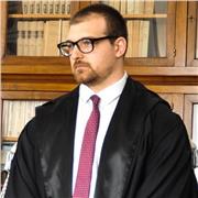 Avvocato impartisce lezioni di diritto a studenti delle superiori o universitari