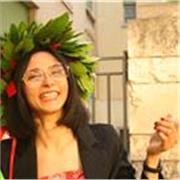giovane laureata in scienze della mediazione linguistica e specializzanda in economia e management delle imprese