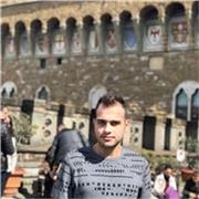 Laureato in Relazione Internazionali e Studi pei,con tutorato in Università,impartisce lezioni di Economia