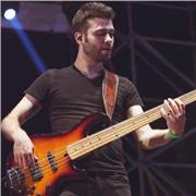 Laureato in Basso elettrico impartisce lezioni di strumento e teoria musicale