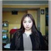 Profesora de ingles qie imparte conocimientos a niños de diferentes edades