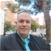 Técnico Superior en Electricidad, con hijos de edad primaria, por lo tanto especializado en dar orientación en  matemática