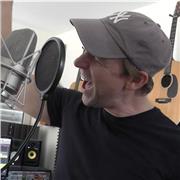 Ausgebildeter Pop/Rock Sänger zeigt Dir wie Du besser singen kannst. Ausschließlich im Online-Modus.