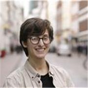 Laureata in Komparatistik und Politik (in Germania)