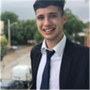 Profesor de educación física brinda clases de entrenamiento personalizado