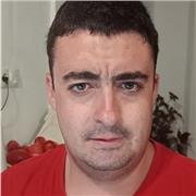 Hola soy Alejandro doy clase de primaria y la eso y de matemáticas, deporte de gimnasia,lengua , sociales , de todo