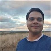 Me defino como un pianista y compositor apasionado por la música y por la enseñanza.  Aprender un instrumento es crucial.